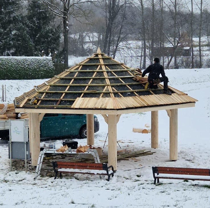 Układanie gontu drewnianego na łatach dachu altany